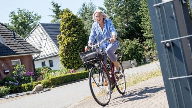 Hüftarthrose: Für Betroffene sind Radfahren und andere gelenkschonende Sportarten ideal.