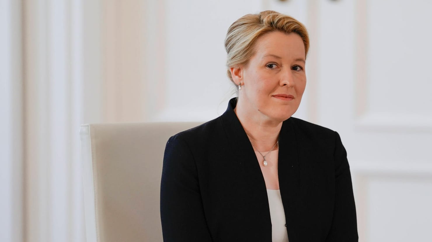 Franziska Giffey im Schloss Bellevue: Der Bundespräsident überreichte der SPD-Politikerin ihre Entlassungsurkunde.
