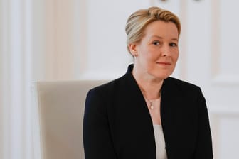 Franziska Giffey im Schloss Bellevue: Der Bundespräsident überreichte der SPD-Politikerin ihre Entlassungsurkunde.