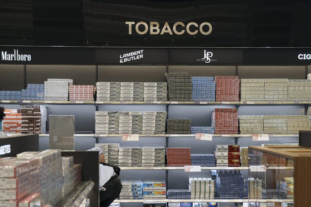 Zigaretten liegen an einem Flughafen in einer Auslage (Symbolbild): In Düsseldorf hat eine Frau versucht, Tausende Zigaretten in ihrem Gepäck zu schmuggeln.