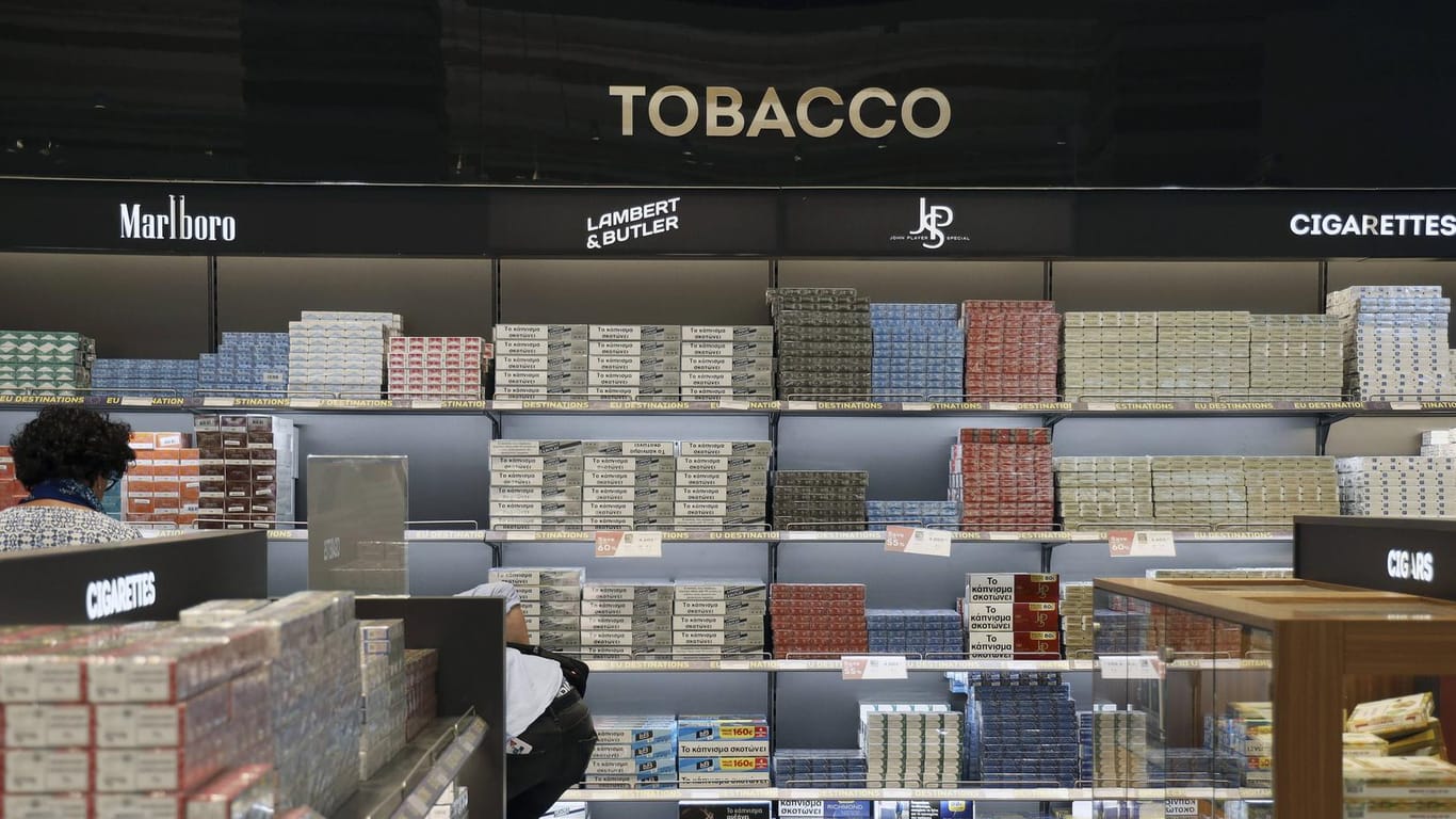 Zigaretten liegen an einem Flughafen in einer Auslage (Symbolbild): In Düsseldorf hat eine Frau versucht, Tausende Zigaretten in ihrem Gepäck zu schmuggeln.