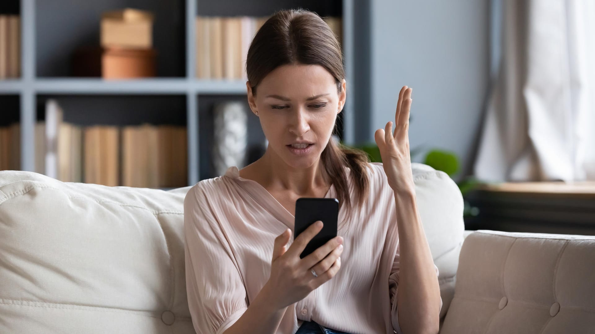 Eine gestresst wirkende Frau: Stress kann sich im Verhalten niederschlagen.