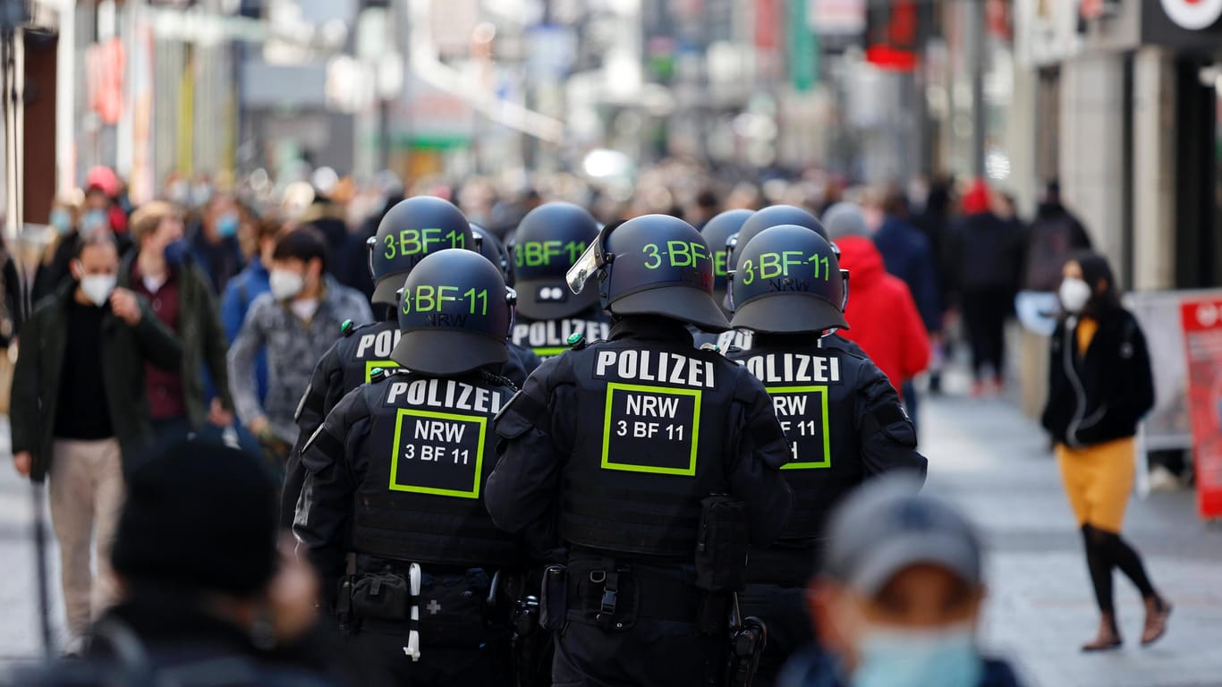 Eine Polizeieinheit in der Kölner Innenstadt (Symbolbild): Am Samstag kommt es in Köln zu mehreren Einsätzen.