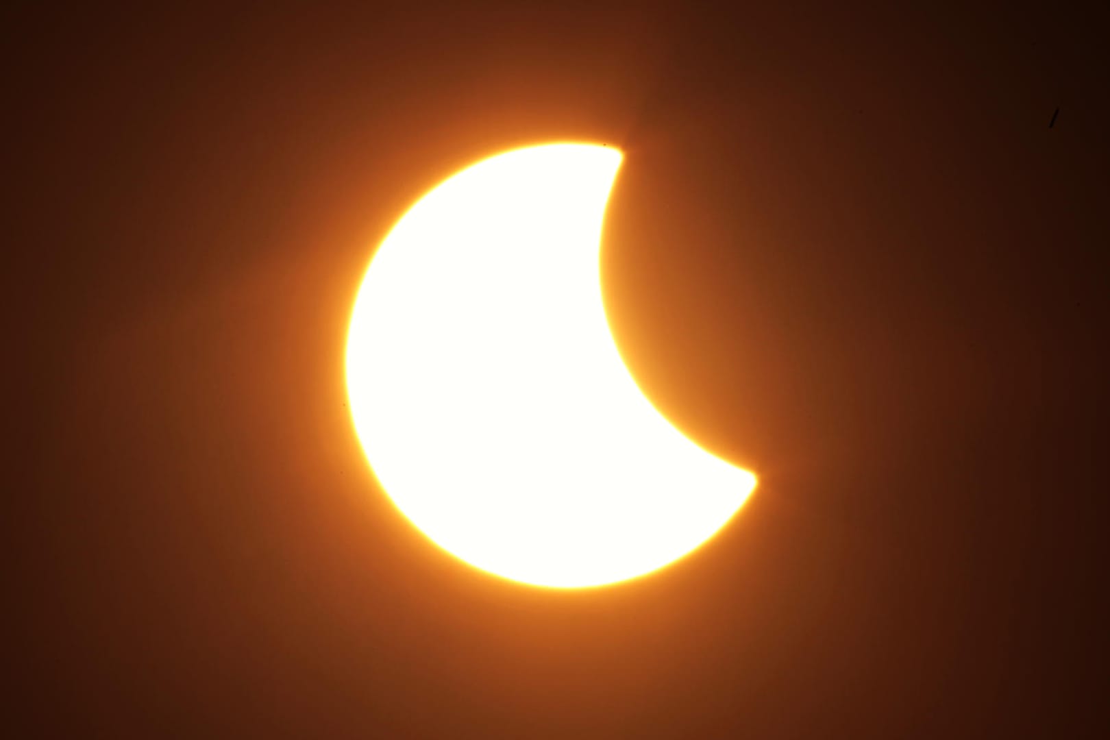 Partielle Sonnenfinsternis: Zwar werden in Deutschland nur wenige Prozent der Sonnenscheibe vom Neumond bedeckt, aber vor allem im Norden lohnt ein Blick. (Archivfoto)