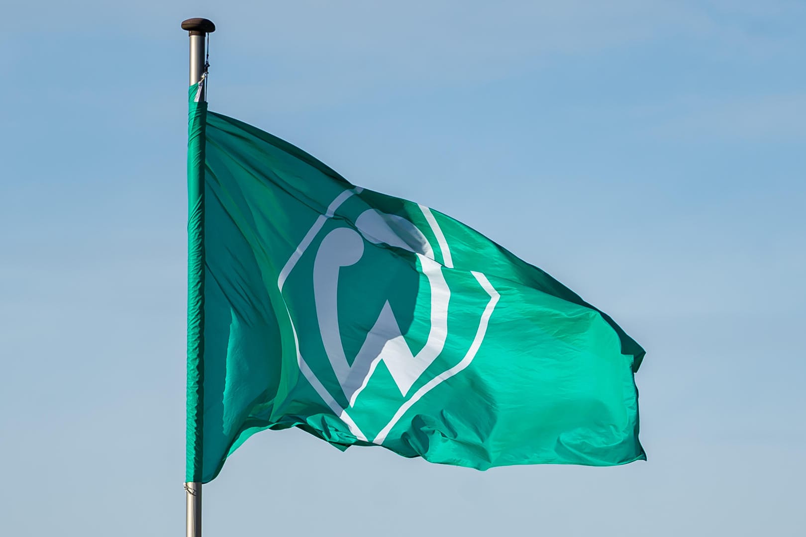 Eine Flagge von Werder Bremen (Symbolbild): Bürgermeister Bovenschulte hat die Bürger der Stadt dazu aufgerufen, Fahnen aufzuhängen und die Mannschaft zu zu unterstützen.