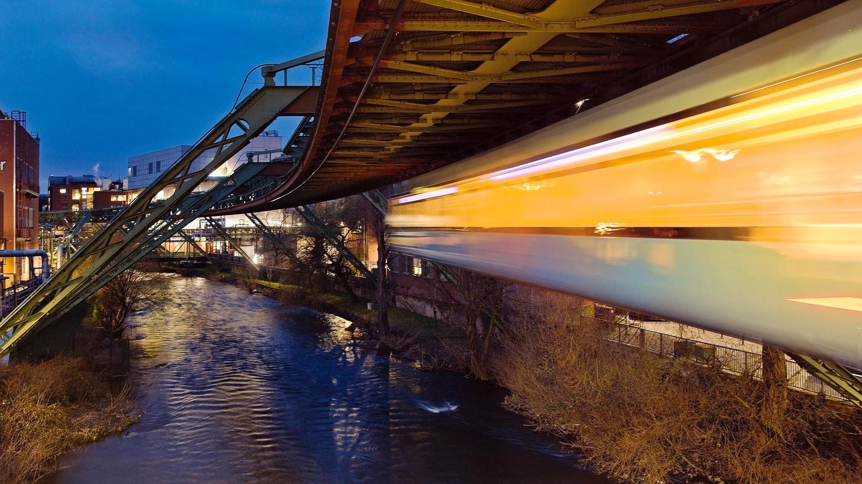 Lichtspur von einer fahrenden Schwebebahnen (Archivbild): Die Stadt Wuppertal möchte seinen ÖPNV barrierefreier gestalten.