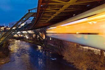 Lichtspur von einer fahrenden Schwebebahnen (Archivbild): Die Stadt Wuppertal möchte seinen ÖPNV barrierefreier gestalten.