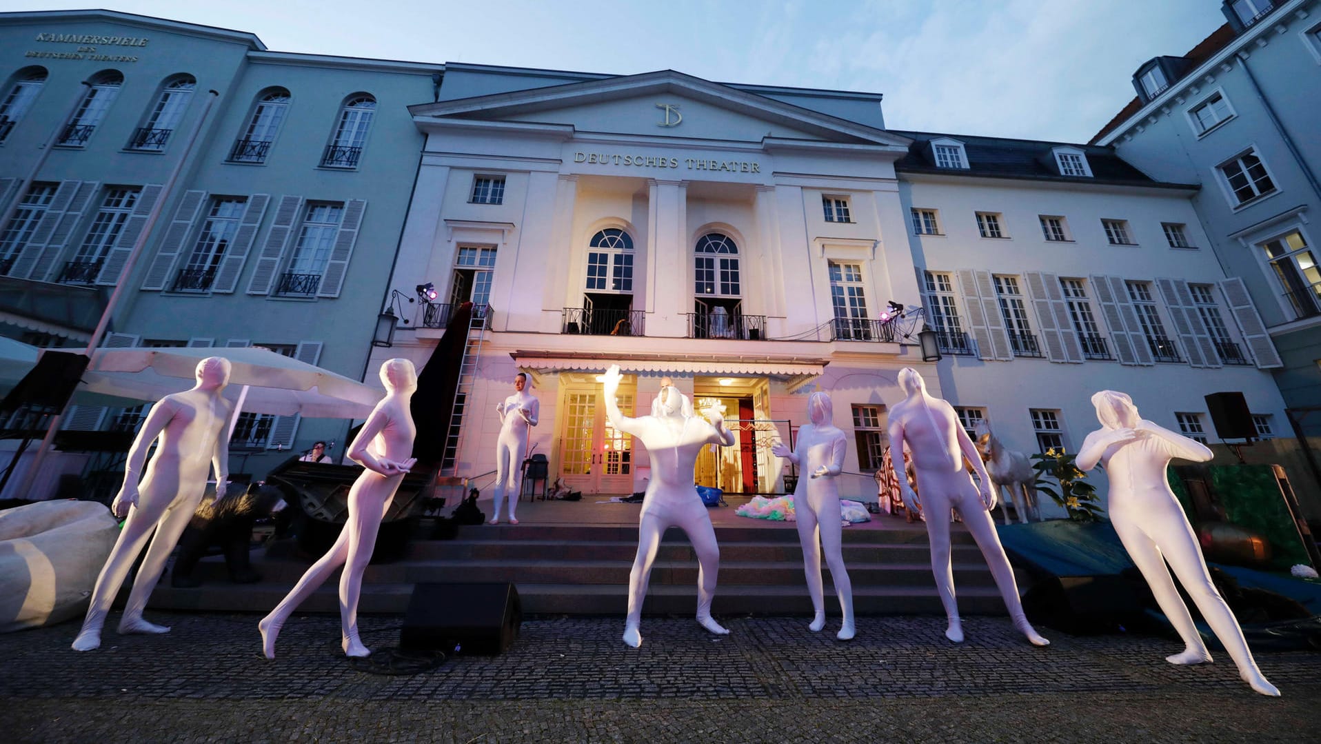 Vorplatz des Deutschen Theaters: Letzten Sommer haben die Aufführungen Open Air stattgefunden. Jetzt startet ein Modellprojekt für innen. Vorplatz des Deutschen Theaters: Letzten Sommer haben die Aufführungen Open Air stattgefunden. Jetzt startet ein Modellprojekt für innen.