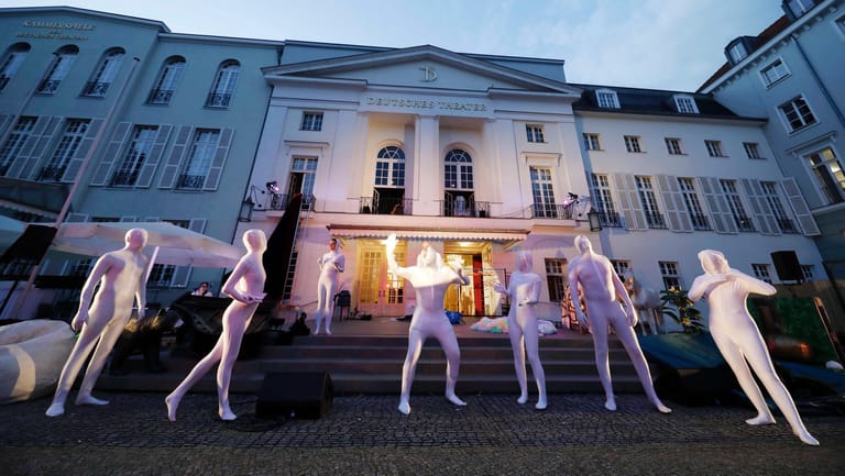 Vorplatz des Deutschen Theaters: Letzten Sommer haben die Aufführungen Open Air stattgefunden. Jetzt startet ein Modellprojekt für innen.