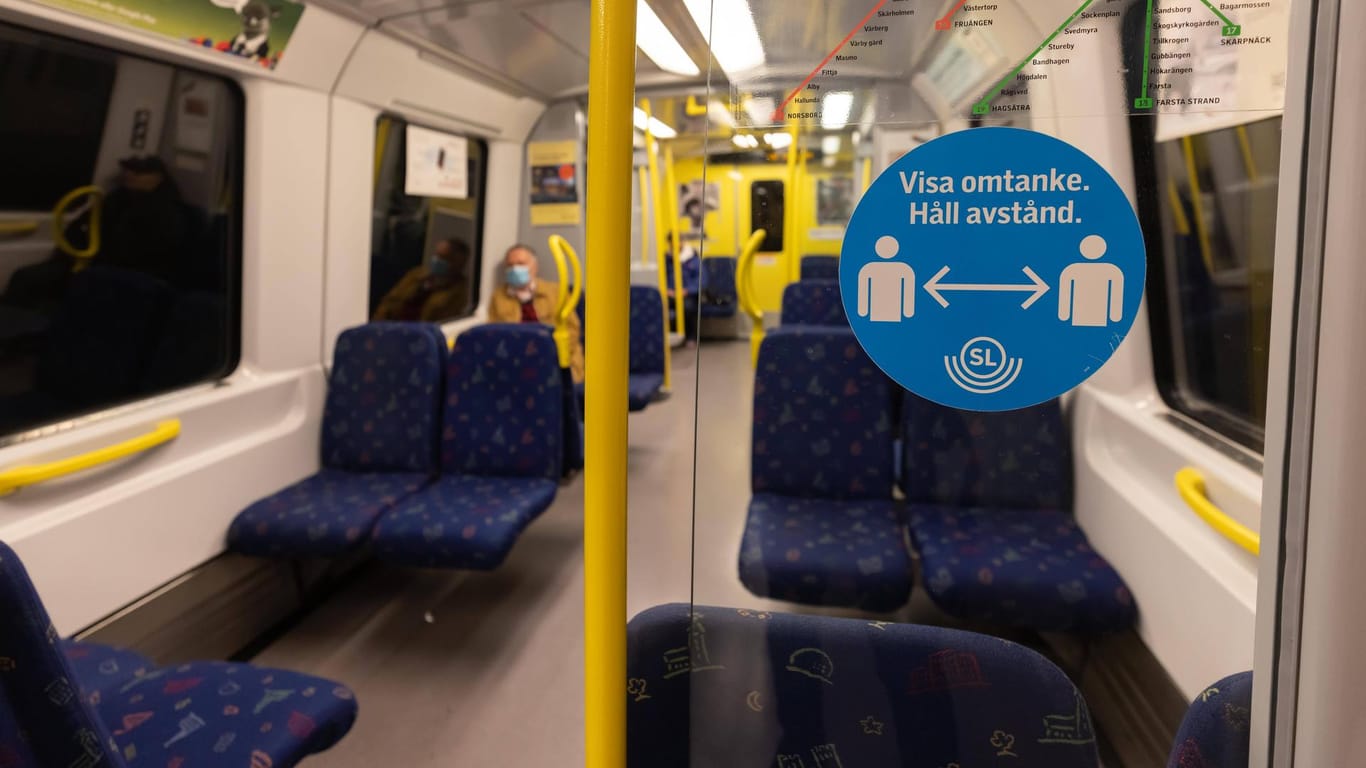 In der U-Bahn in Stockholm wird an die Abstandsempfehlung erinnert: Die Regierung geht in der Pandemie vor allem mit Empfehlungen an die Bevölkerung vor.