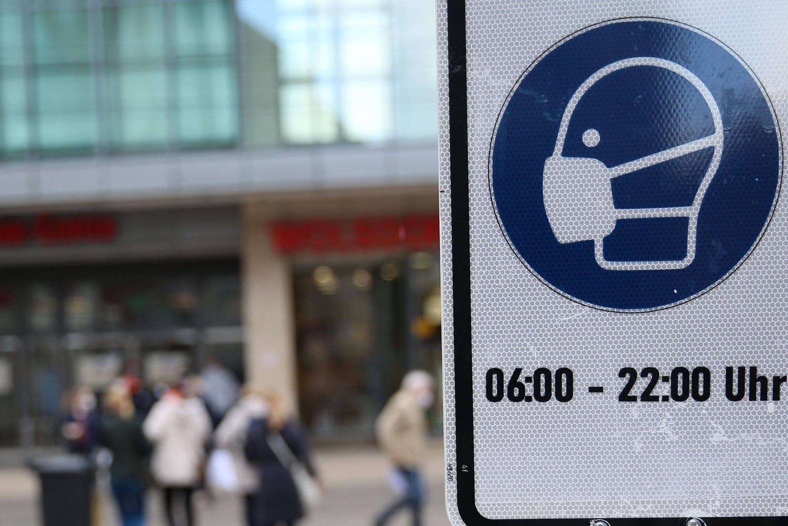 Ein Schild weist auf die Maskenpflicht hin: Der Mediziner aus Offenburg soll die unrichtigen Atteste zwischen April und August des vergangenen Jahres ausgestellt haben.