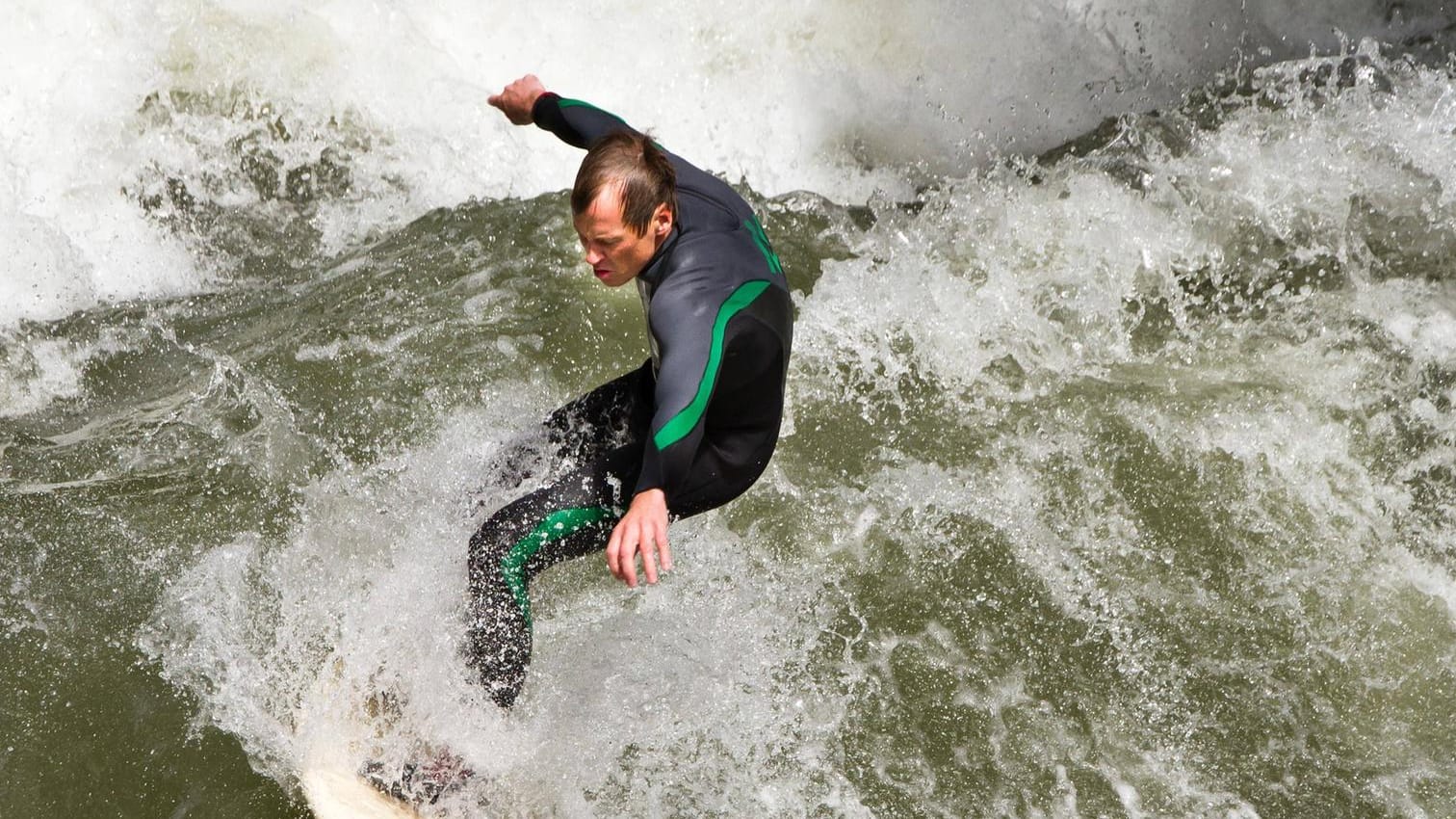 Ein Surfer im Eisbach in München (Archivbild): In Halbergmoss am Münchner Flughafen könnte ein Surfpark entstehen. Ein Surfer im Eisbach in München (Archivbild): In Halbergmoss am Münchner Flughafen könnte ein Surfpark entstehen.