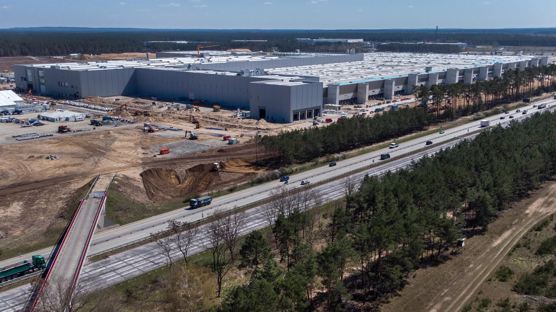 Gigafactory Berlin: Das Tesla-Werk liegt direkt an der Autobahn 10. Das Unternehmen bekommt eine eigene temporäre Auffahrt.