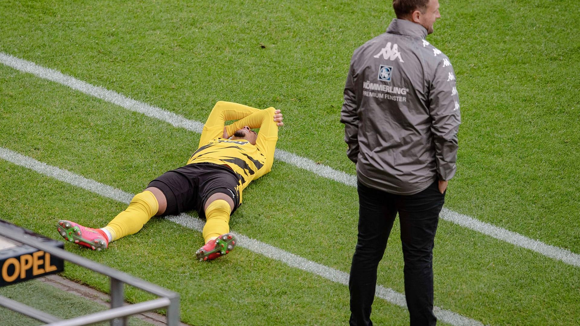 Jadon Sancho am Boden (Symbolbild): Der BVB hat sein neues Heimtrikot präsentiert.