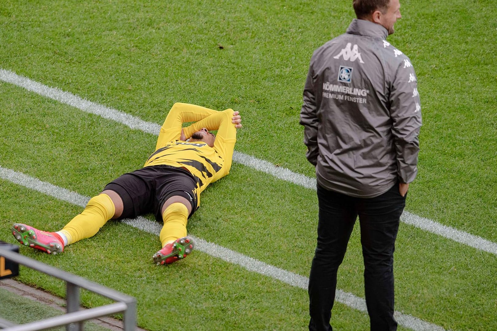 Jadon Sancho am Boden (Symbolbild): Der BVB hat sein neues Heimtrikot präsentiert.