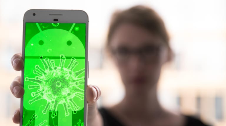 Symbolische Darstellung eines infizierten Android-Smartphones: Handy-Nutzer erhalten monatlich Sicherheitsupdates.