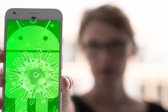 Symbolische Darstellung eines infizierten Android-Smartphones: Handy-Nutzer erhalten monatlich Sicherheitsupdates.