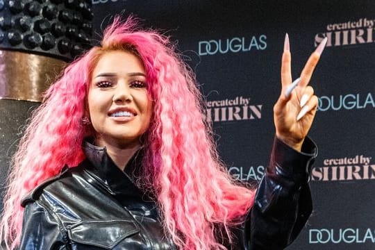 Sängerin Shirin David bei der Präsentation des von ihr kreierten Eau de Parfums "Created by Shirin".