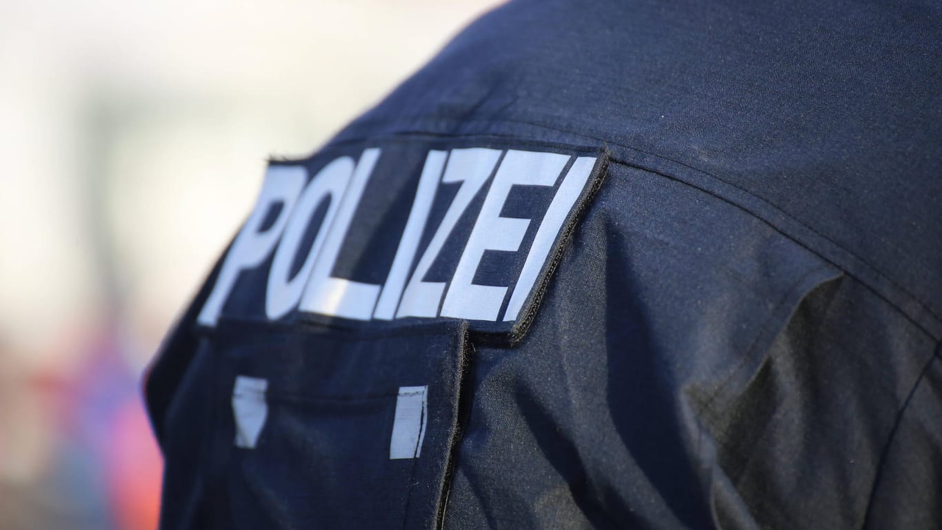 "Polizei" steht auf der Jacke eines Beamten (Symbolbild): Der Ring soll international agiert haben.