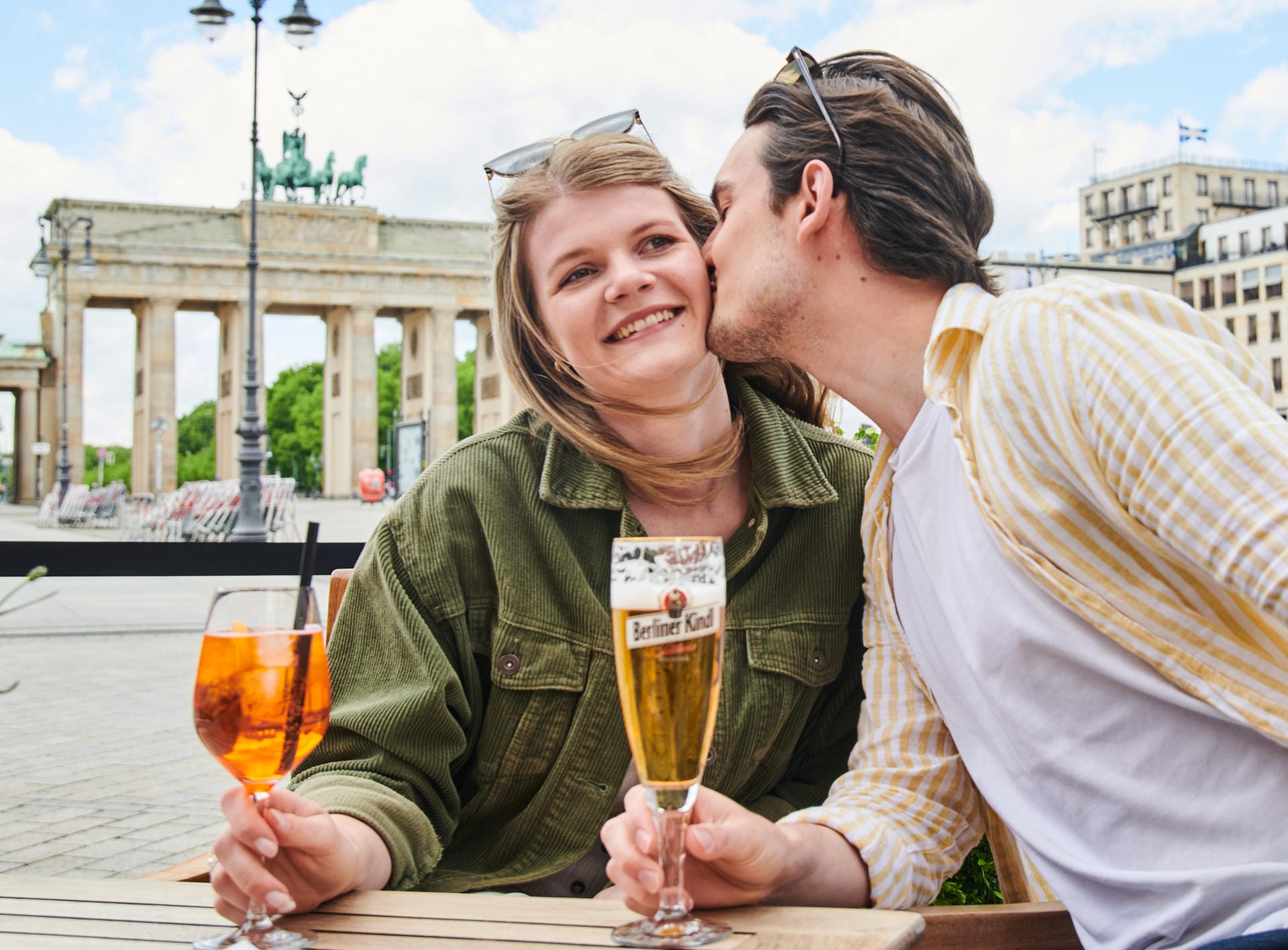 Ein Berliner Paar sitzt mit Aperol Spritz und Pils vor dem Brandenburger Tor auf der Terrasse des Hotel Adlon: Nach monatelanger Pause darf die Gastronomie nun wieder Gäste im Freien bewirten.