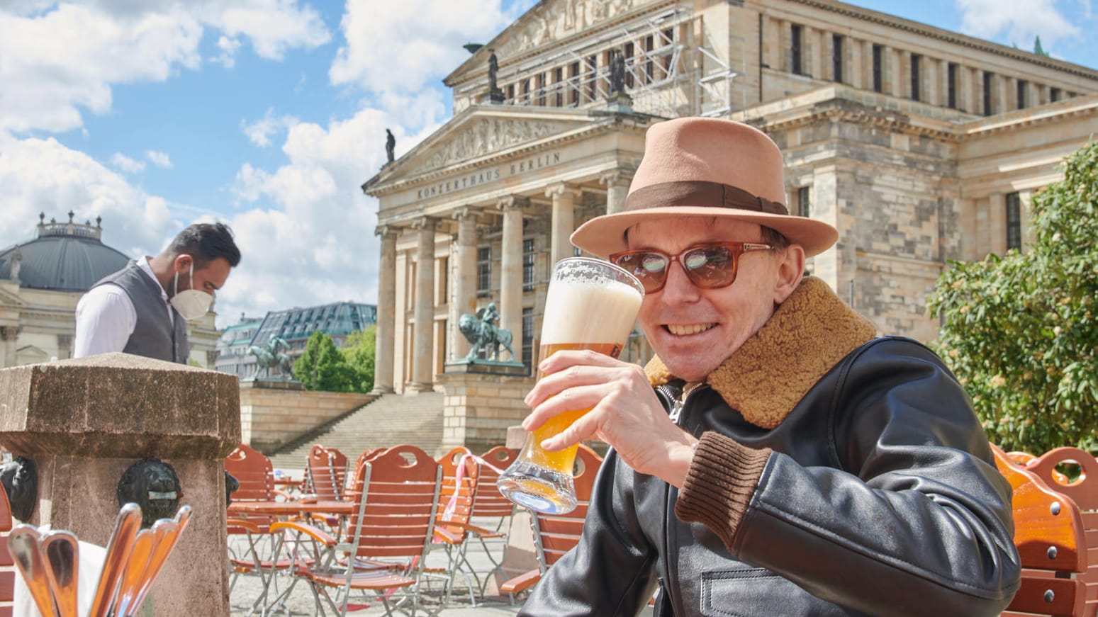 Rene sitzt als erster Gast heute im Erdinger am Gendarmenmarkt: Die Außengastronomie in Berlin ist wieder geöffnet und startet bei sonnigem Wetter.