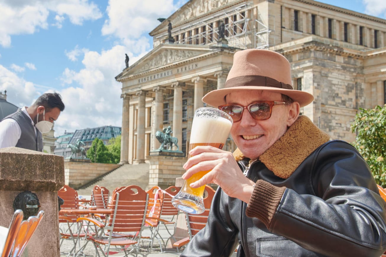 Rene sitzt als erster Gast heute im Erdinger am Gendarmenmarkt: Die Außengastronomie in Berlin ist wieder geöffnet und startet bei sonnigem Wetter.