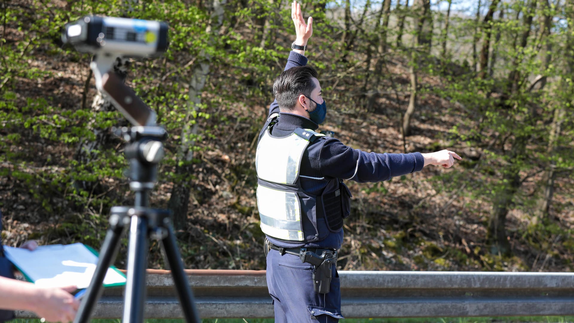 Ein Polizeibramter führt eine Geschwindigkeitskontrolle durch (Symbolbild): 24 Raser sind den Beamten ins Netz gegangen.