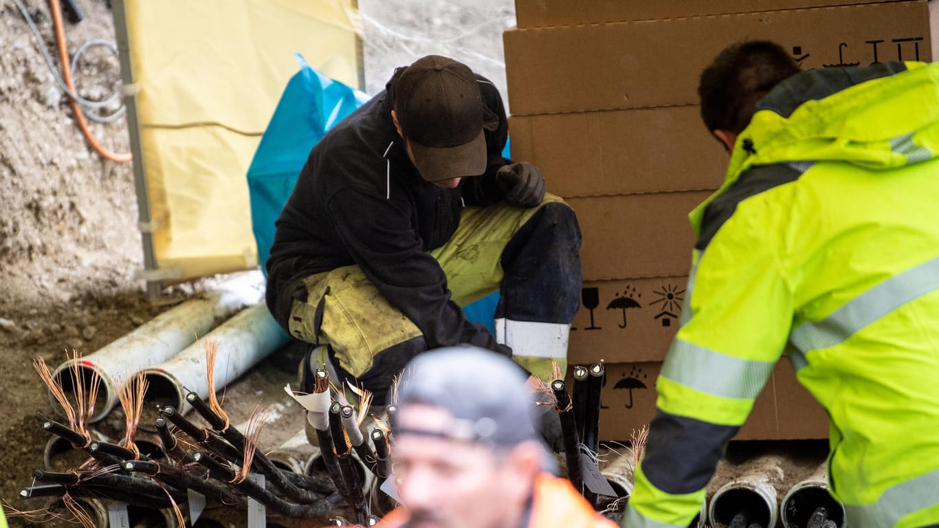 Arbeiter reparieren an einer Baustelle, an der in der vorhergegangenen Nacht ein Kabelbrand ausgebrochen war, die Leitungen: In der Landeshauptstadt kommt es immer wieder zur Brandstiftungen.