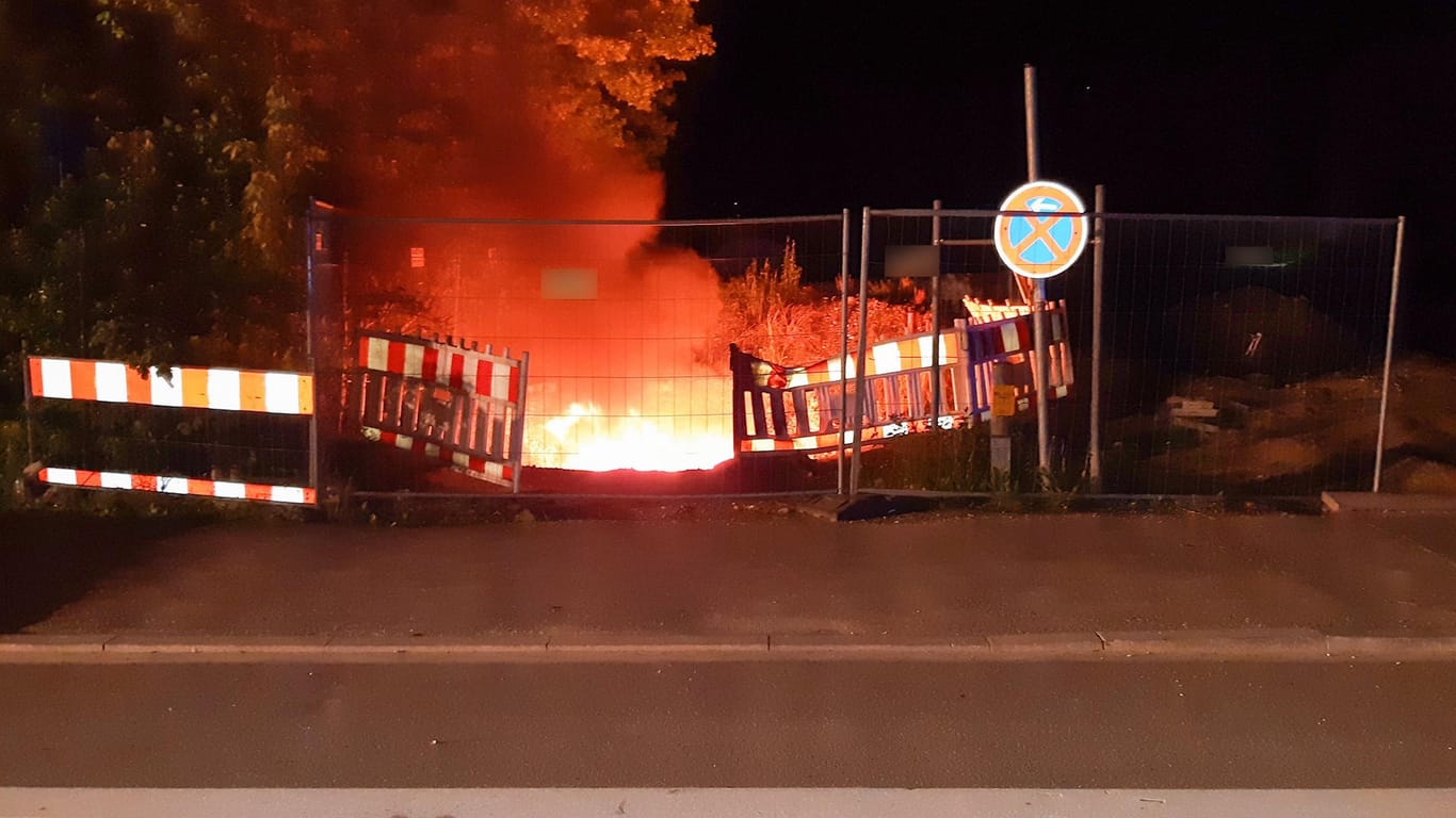 Starkstromkabel brennen in einer Baugrube: Durch das Feuer gab es in der Nacht einen weiträumigen Stromausfall in München, nun wird Brandstiftung vermutet.