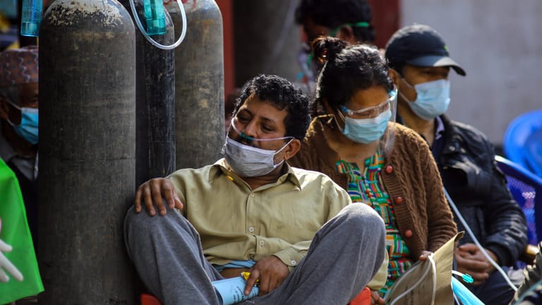 Covid-Patienten vor einem Krankenhaus in Nepal: Fast jeder Zweite ist infiziert.