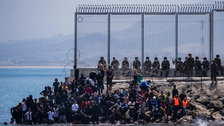 Migranten warten, um in die spanische Enklave Ceuta zu gelangen: Beobachter fürchten, dass sich die dramatischen Szenen der vergangenen Woche wiederholen könnten.