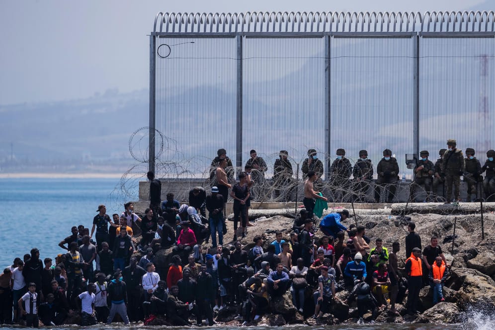 Migranten warten, um in die spanische Enklave Ceuta zu gelangen: Beobachter fürchten, dass sich die dramatischen Szenen der vergangenen Woche wiederholen könnten.
