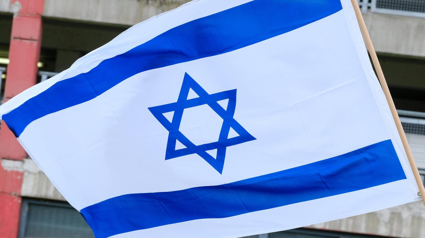 Eine Israel-Flagge weht im Wind (Symbolbild): In Hagen sind gegen einen Mann antisemitische Äußerungen gefallen, weil er eine solche Flagge hochgehalten hatte.