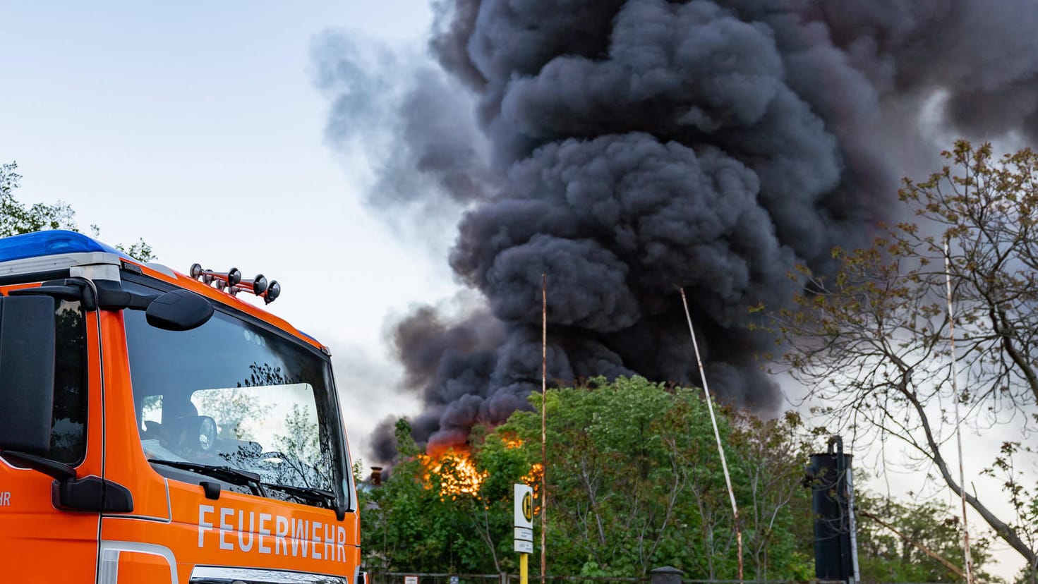 Eine Rauchwolke ist in in Berlin-Johannisthal zu sehen: Dort hat eine leerstehende Lagerhalle gebrannt. Eine Rauchwolke ist in in Berlin-Johannisthal zu sehen: Dort hat eine leerstehende Lagerhalle gebrannt.