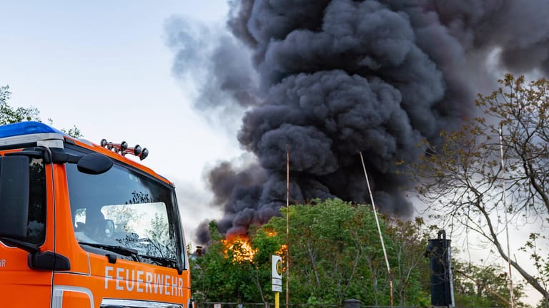 Eine Rauchwolke ist in in Berlin-Johannisthal zu sehen: Dort hat eine leerstehende Lagerhalle gebrannt.