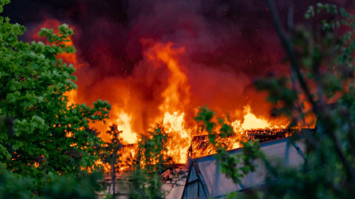 Das Dach einer Lagerhalle in Johannisthal in Berlin brennt: Der Rauch des Brandes war in weiten Teilen des Südostens in Berlin zu sehen.