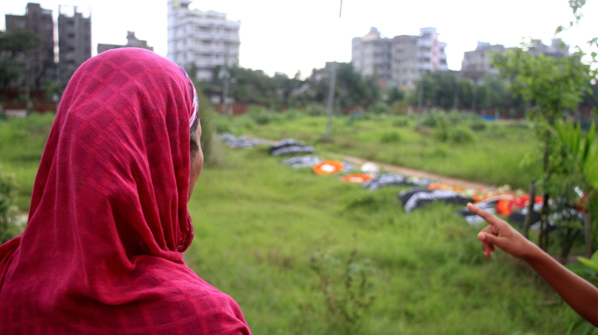 Angehörige beim Grabbesuch in Sabhar, Bangladesh (Symbolbild): Beim Einsturz der Textilfabrik Rana Plaza starben 1136 Menschen. Auch deutsche Firmen ließen hier produzieren.