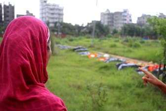 Angehörige beim Grabbesuch in Sabhar, Bangladesh (Symbolbild): Beim Einsturz der Textilfabrik Rana Plaza starben 1136 Menschen. Auch deutsche Firmen ließen hier produzieren.