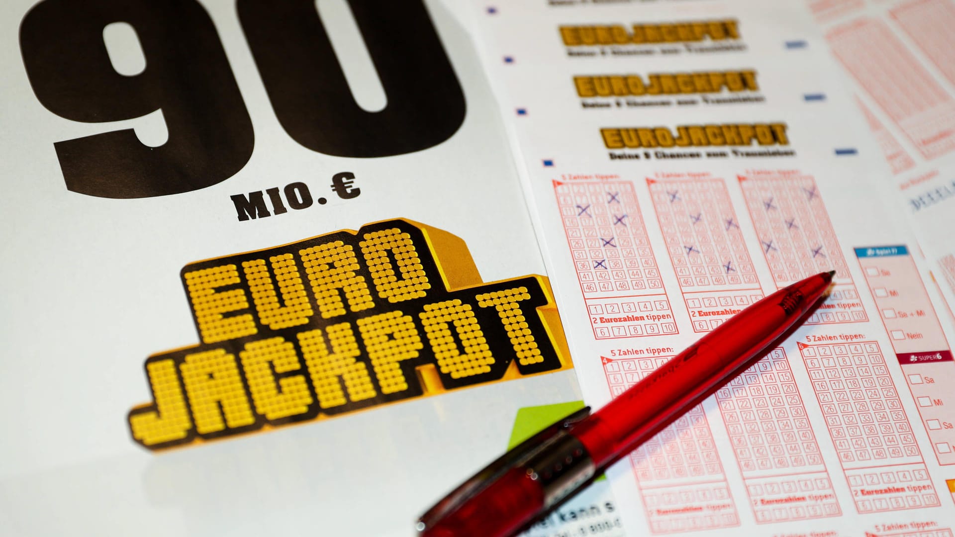 Ein Lottoschein für den Eurojackpot (Symbolfoto). Am kommenden Freitag winkt der Höchstgewinn. Ein Lottoschein für den Eurojackpot (Symbolfoto). Am kommenden Freitag winkt der Höchstgewinn.