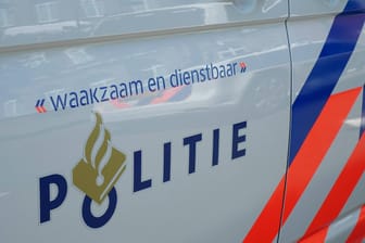 Ein Fahrzeug der niederländischen Polizei (Archivbild). In Amsterdam ermitteln Beamte wegen einer Messerattacke.