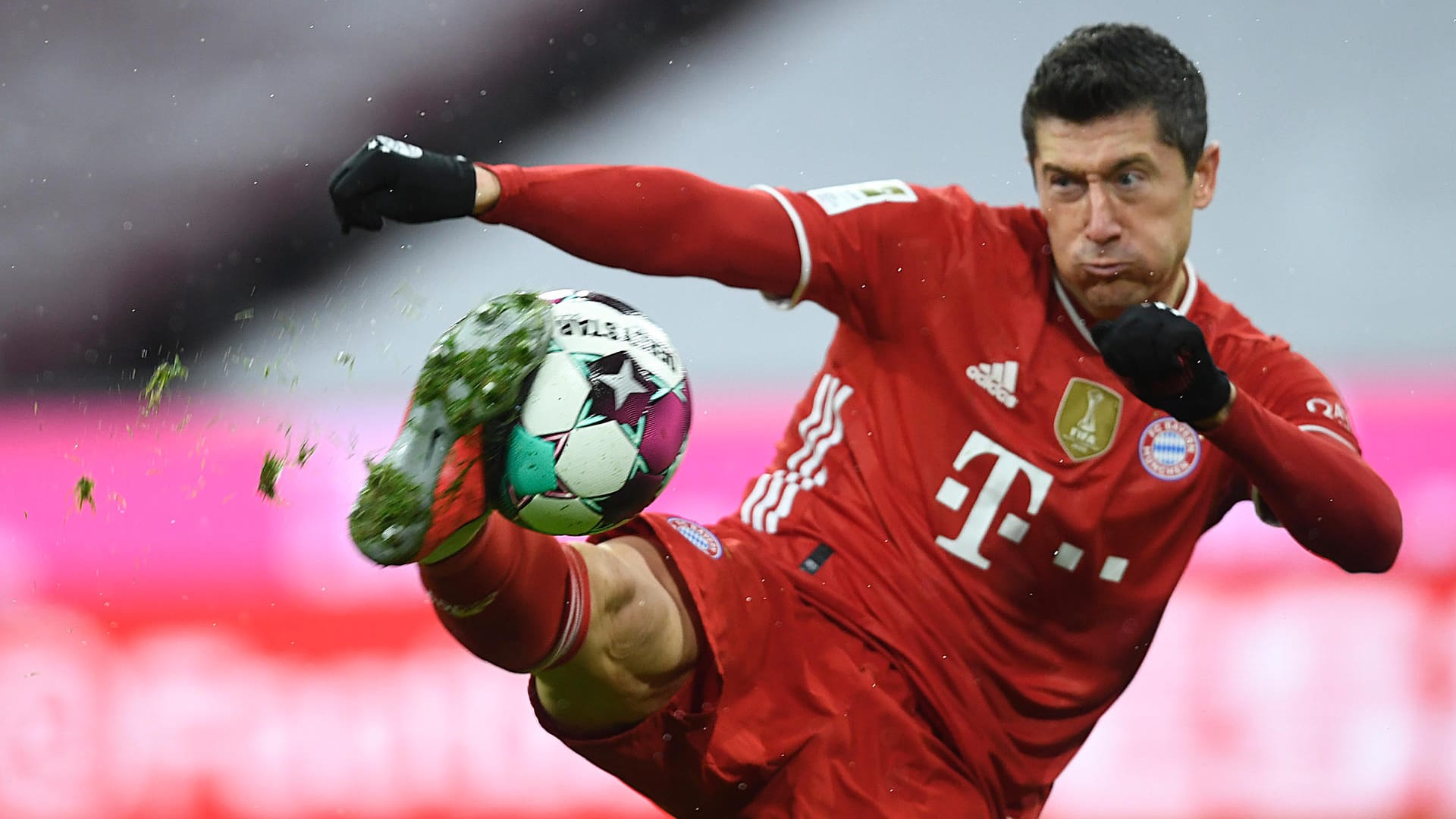 Bayern-Star Robert Lewandowski bei einer akrobatischen Einlage (Archivbild). Sein Arbeitgeber hat einen Verkauf ausgeschlossen.