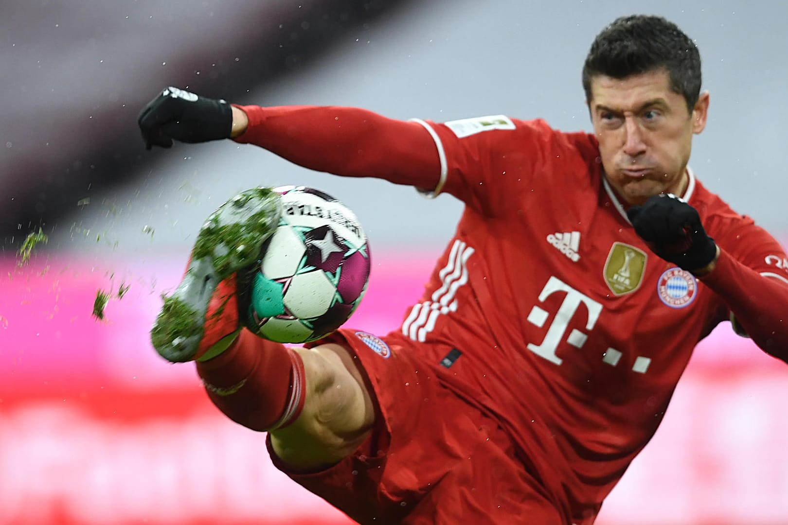 Bayern-Star Robert Lewandowski bei einer akrobatischen Einlage (Archivbild). Sein Arbeitgeber hat einen Verkauf ausgeschlossen.