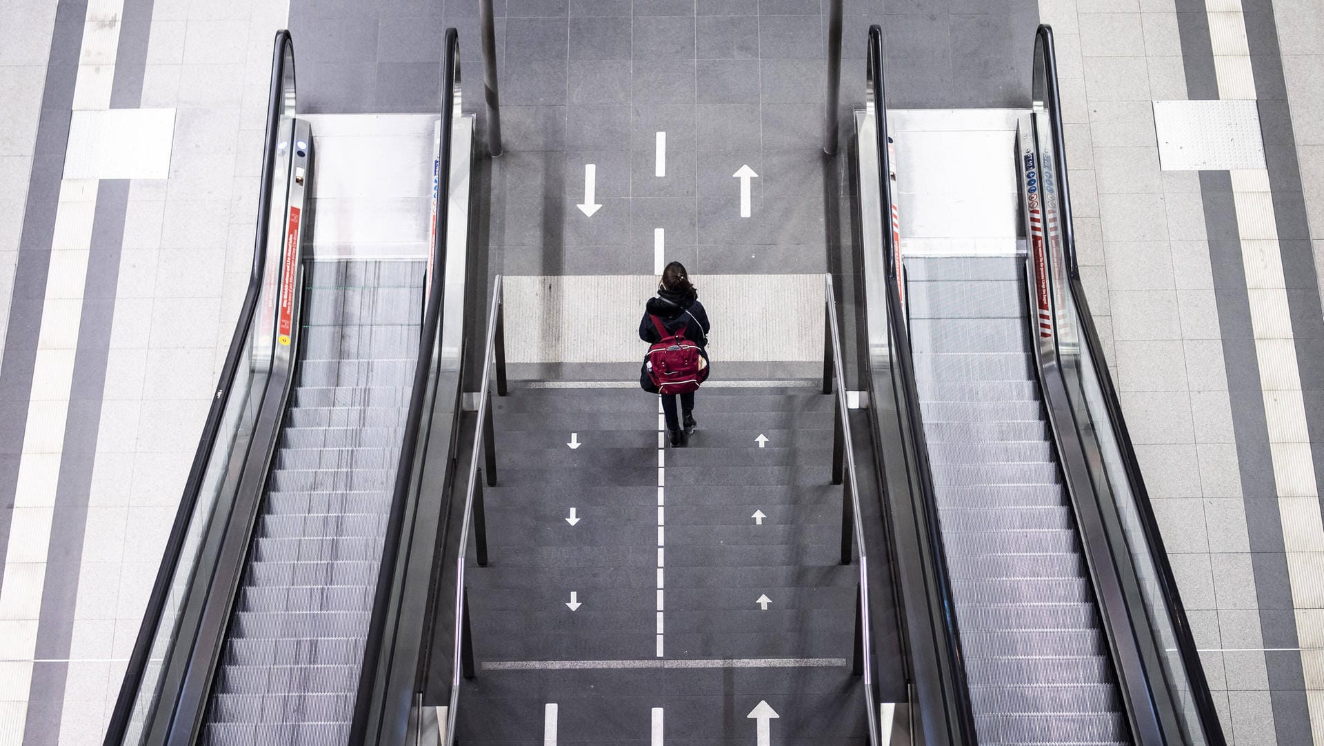 Leerer Hauptbahnhof in Berlin: Teils mehr als 1.000 Verstöße gegen die Ausgangssperren– das wird von den Behörden als vergleichsweise wenig eingeordnet.