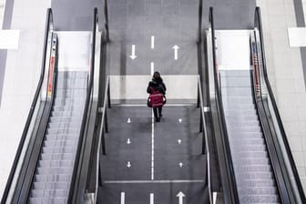 Leerer Hauptbahnhof in Berlin: Teils mehr als 1.000 Verstöße gegen die Ausgangssperren– das wird von den Behörden als vergleichsweise wenig eingeordnet.