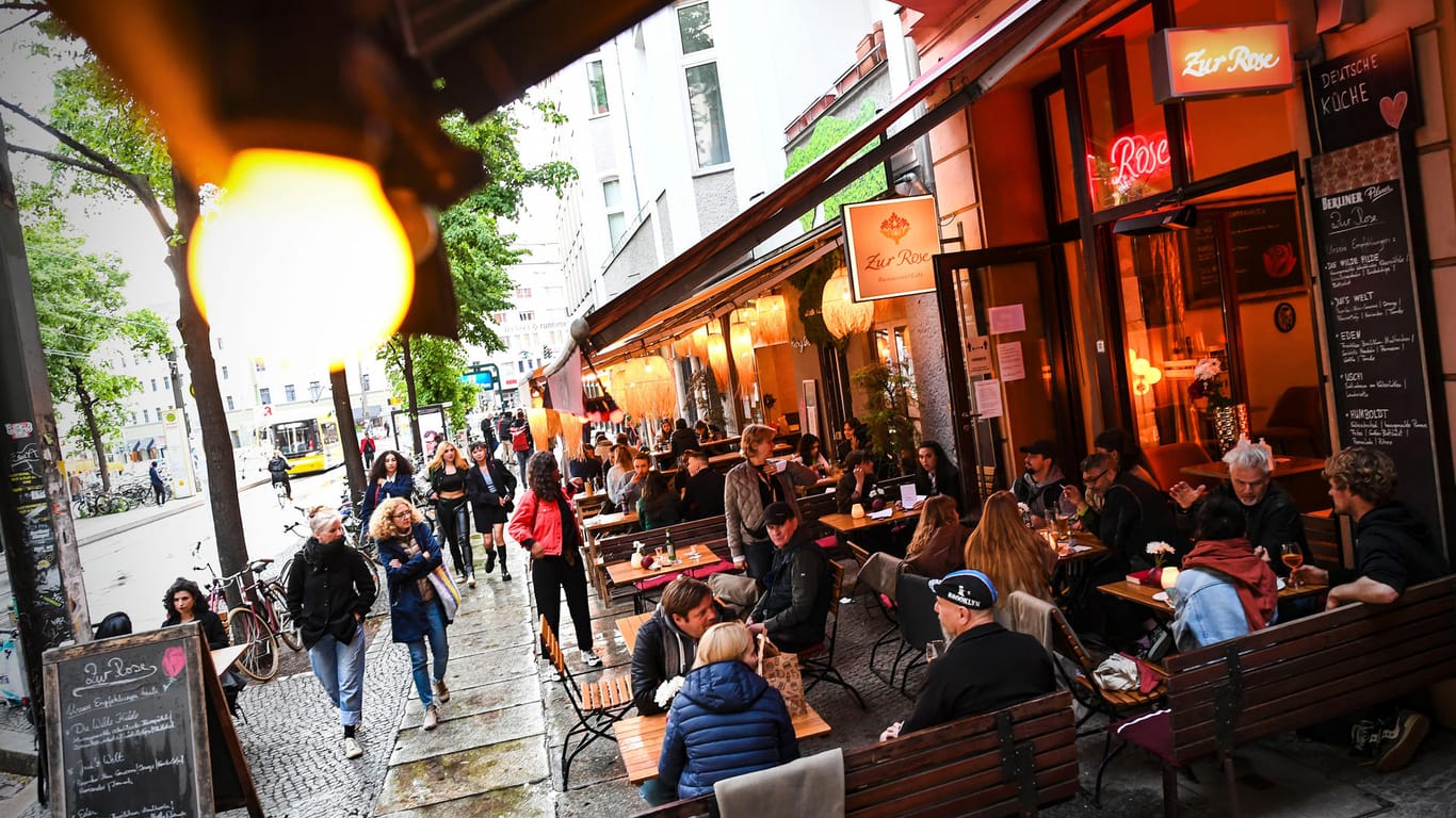 Zahlreiche Gäste sitzen vor Restaurants Bars: Seit Freitag ist in Berlin wegen niedriger Inzidenz wieder Außengastronomie erlaubt.