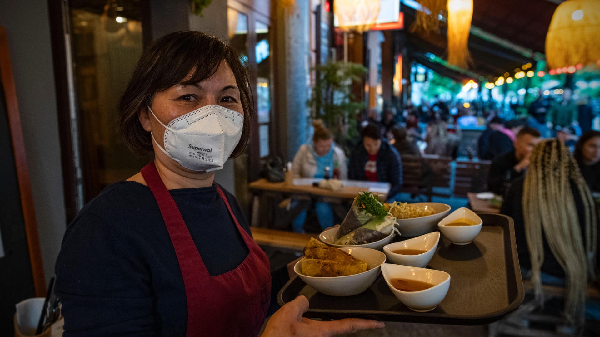 Eine Kellnerin mit Tablett: Monatelang war die Gastronomie coronabedingt geschlossen.