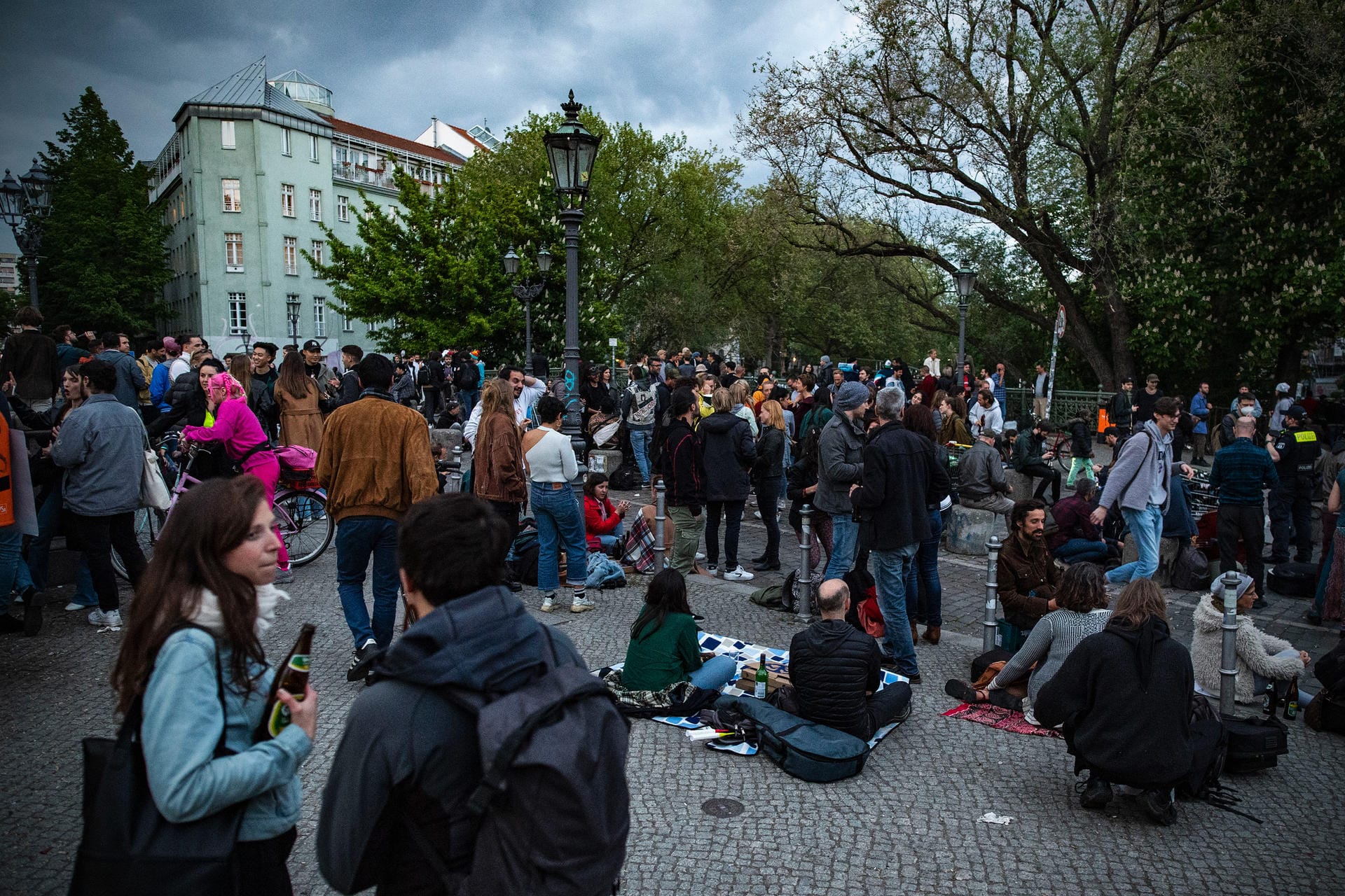 Menschen stehen in Gruppen auf der Admiralsbrücke: Hunderte trafen sich hier Freitagabend.