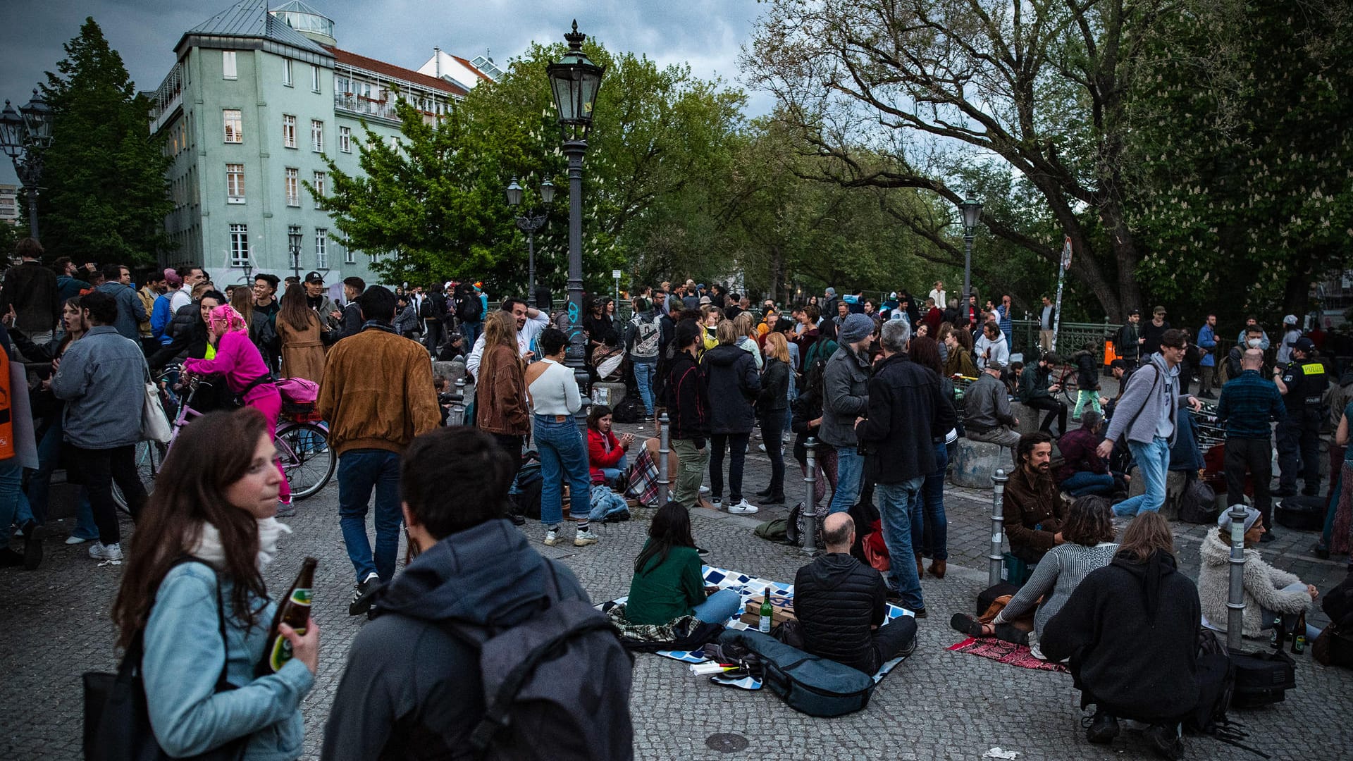 Menschen stehen in Gruppen auf der Admiralsbrücke: Hunderte trafen sich hier Freitagabend.