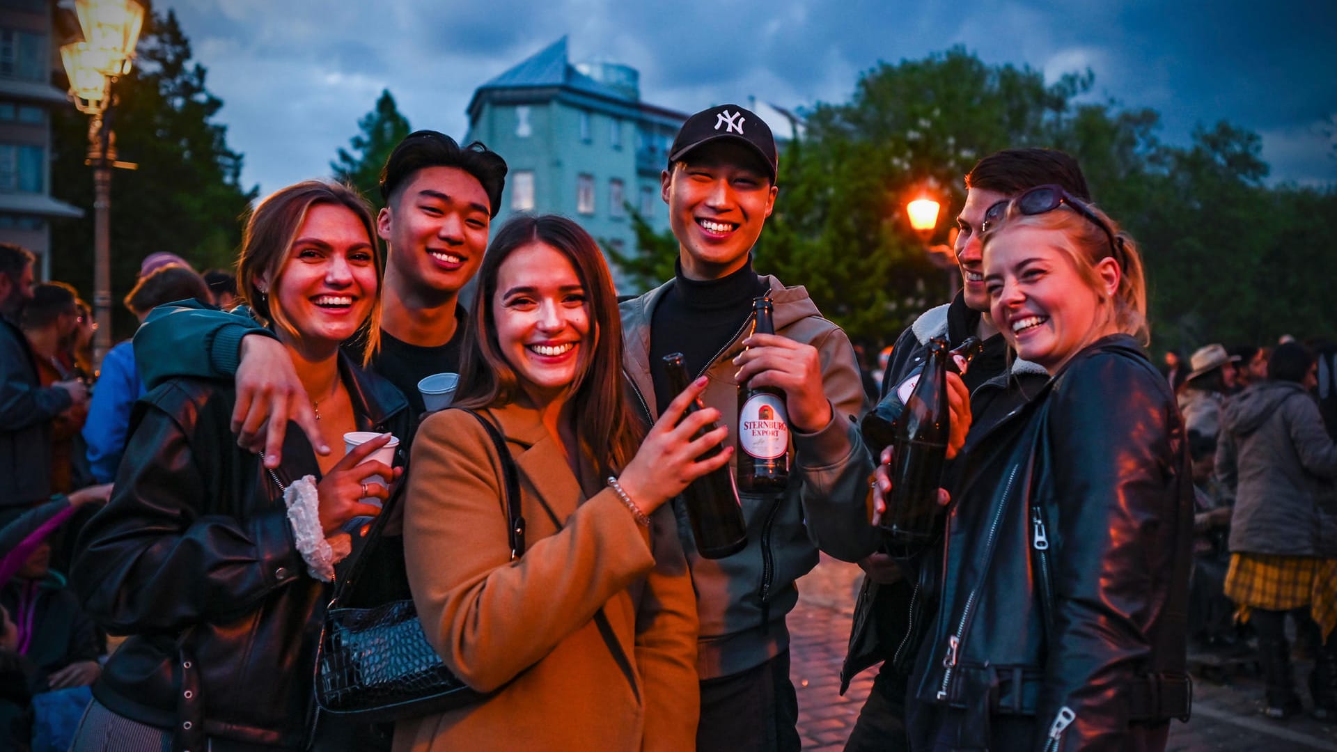 Freunde stoßen auf der Admiralsbrücke an: "Bester Spot in Berlin", meint die Gruppe.