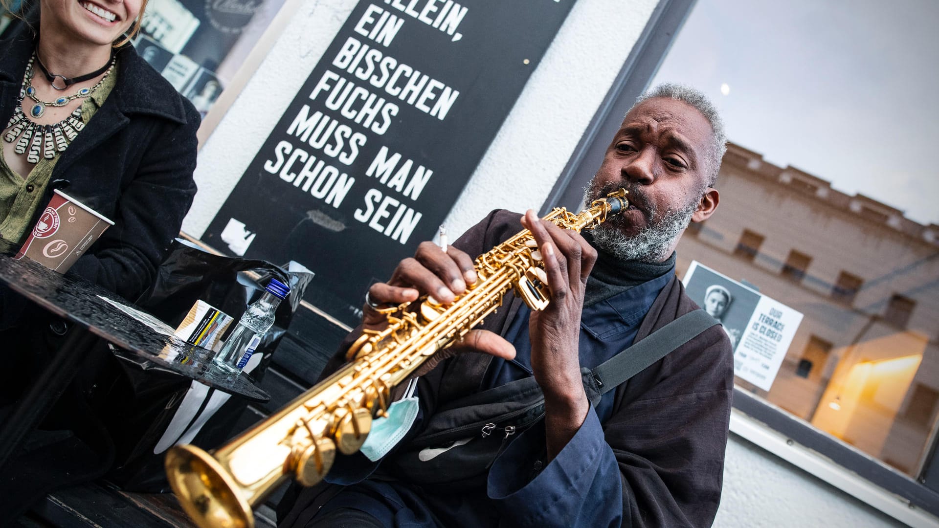 Ein Musiker spielt vor einer Bar: Vielerorts war die Stimmung ausgelassen.